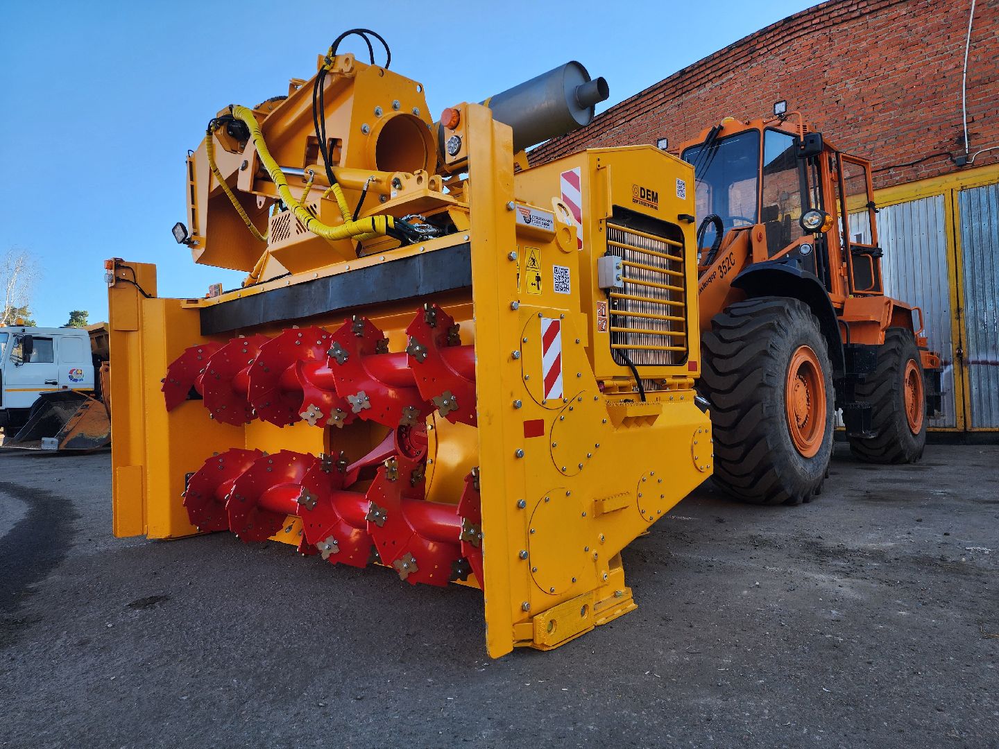 серпухов, комбинат благоустройства, новая техника, улица Екатерины Дашковой, погрузчик-очиститель,