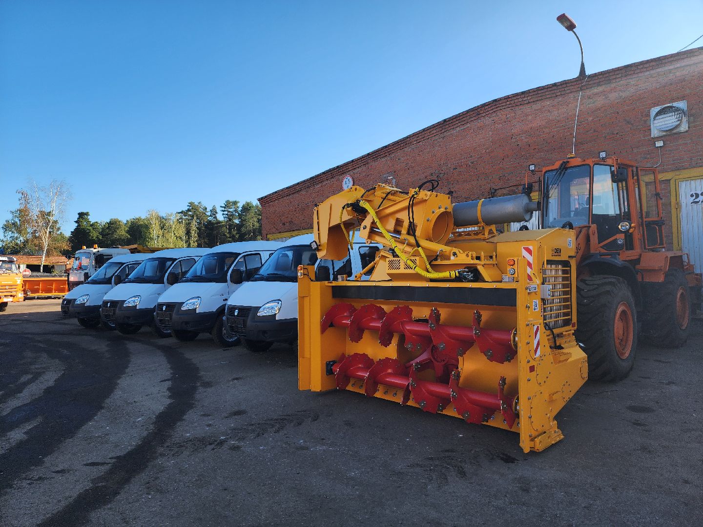 серпухов, комбинат благоустройства, новая техника, улица Екатерины Дашковой, погрузчик-очиститель,