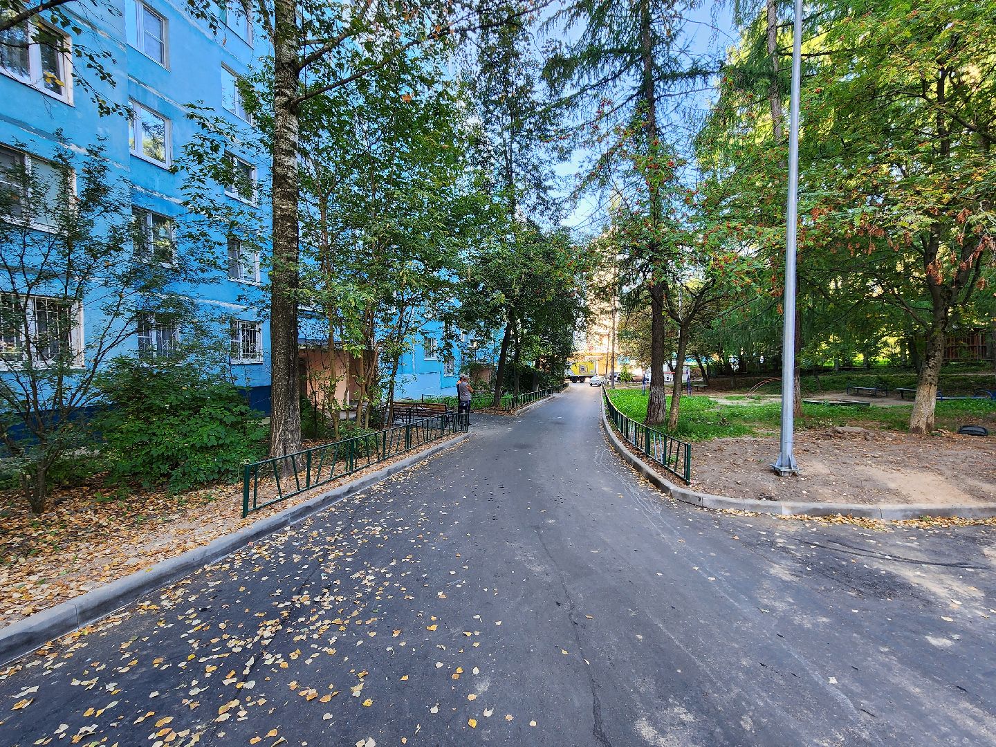 Чехов, улица Дружбы, комплексное благоустройство двора, дворовая территория, детская игровая площадка, парковки, тротуары, проезды, освещение, озеленение, формирование комфортной городской среды,