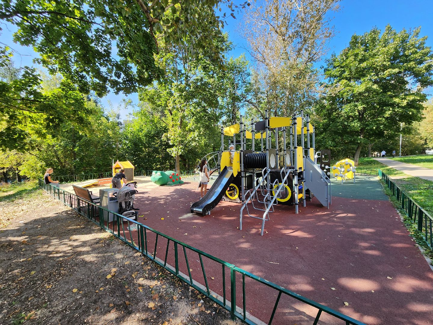 Чехов, улица Дружбы, комплексное благоустройство двора, дворовая территория, детская игровая площадка, парковки, тротуары, проезды, освещение, озеленение, формирование комфортной городской среды,