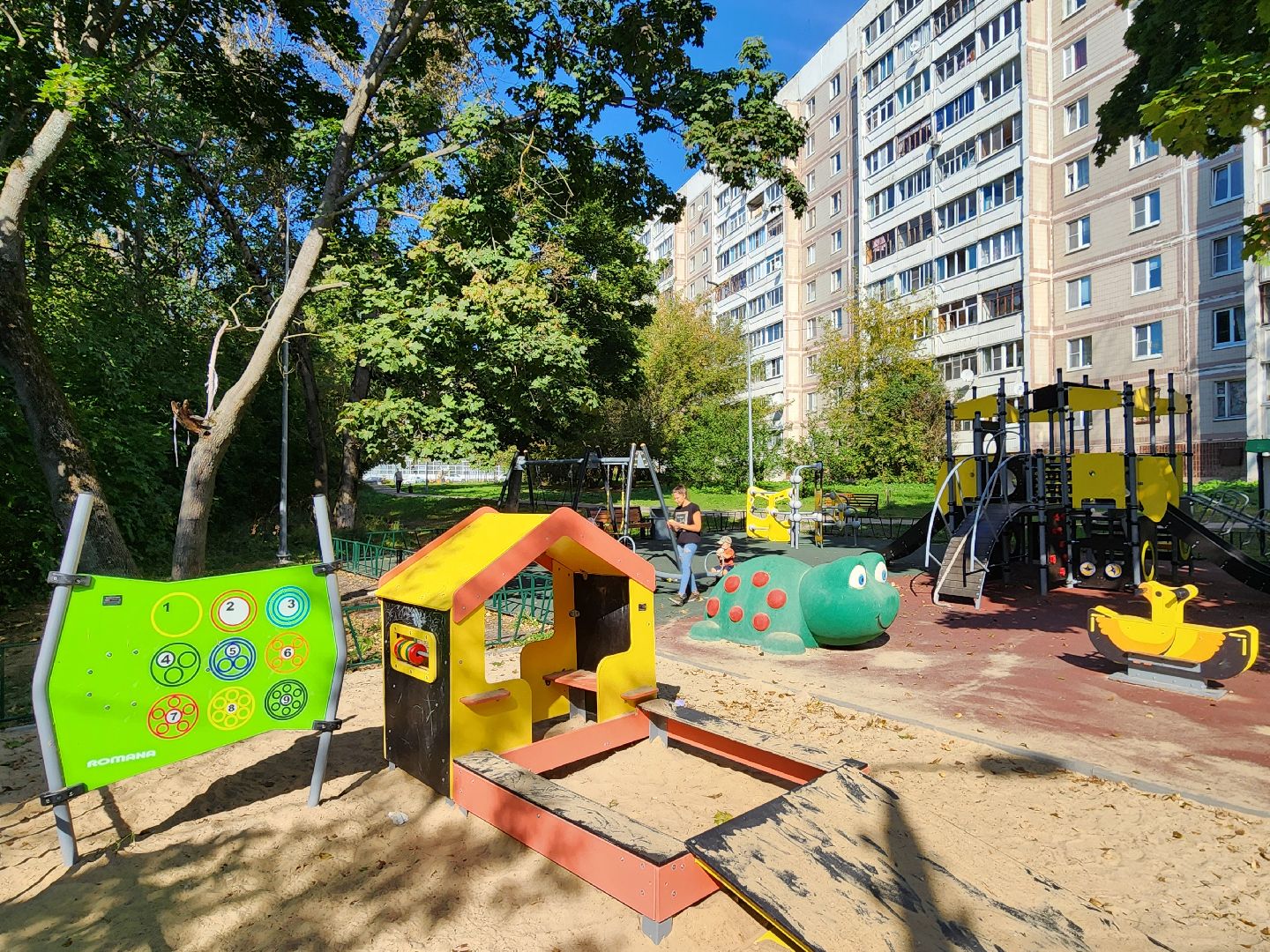 Чехов, улица Дружбы, комплексное благоустройство двора, дворовая территория, детская игровая площадка, парковки, тротуары, проезды, освещение, озеленение, формирование комфортной городской среды,