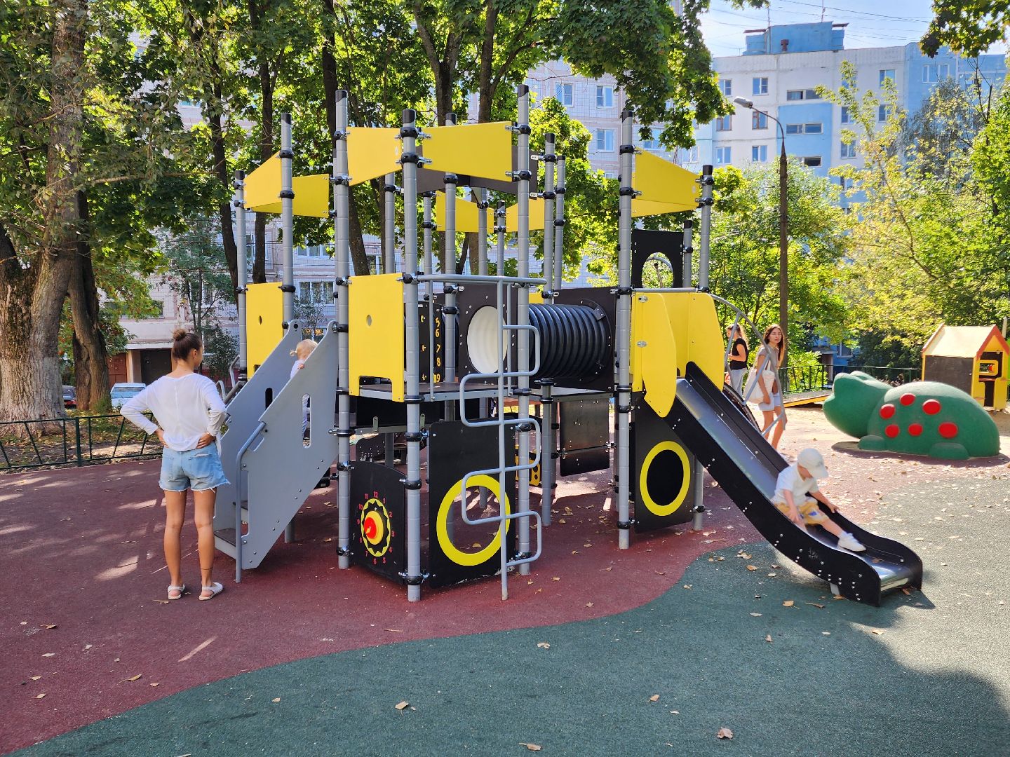 Чехов, улица Дружбы, комплексное благоустройство двора, дворовая территория, детская игровая площадка, парковки, тротуары, проезды, освещение, озеленение, формирование комфортной городской среды,