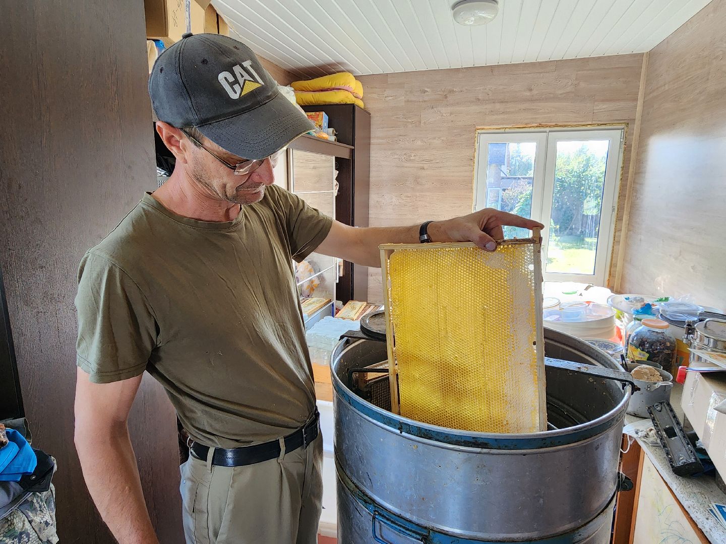 Чехов, деревня Чепелево, КФХ Вишневый сад, пчеловод Владимир Тычинин, фермерское хозяйство, грант, министерство сельского хозяйства и продовольствия Московской области,пчеловодство, производство меда,