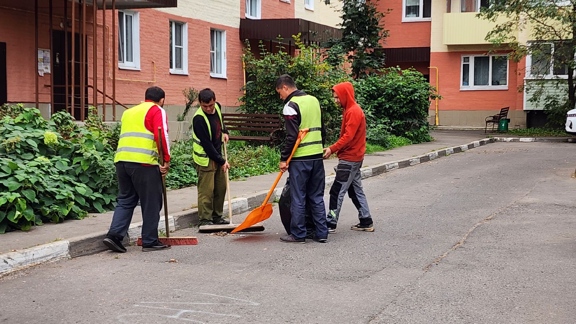 Бронницы, Уборка дворов осенью, механизированная уборка, Советская 112, Дорожные службы,