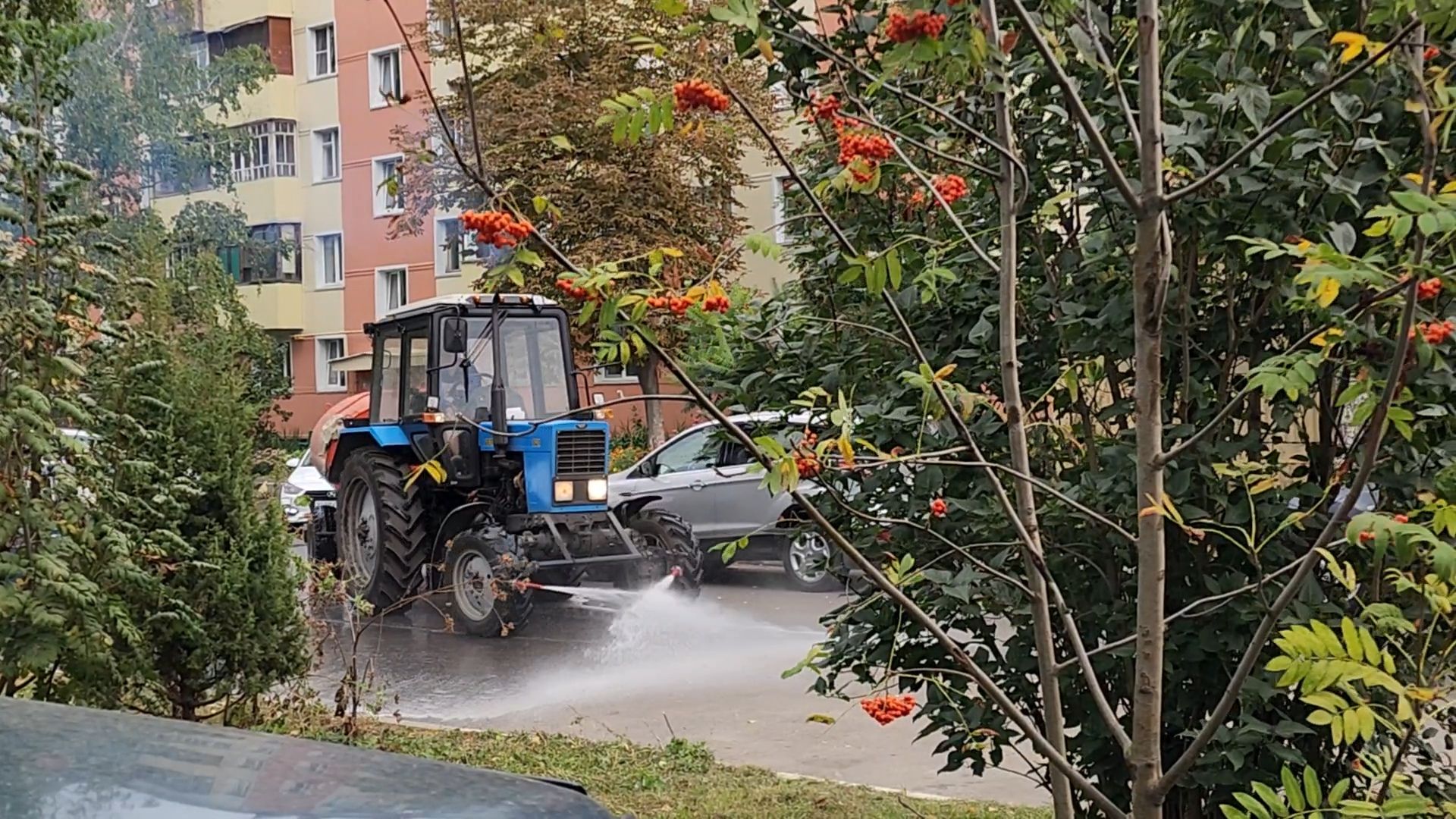 Бронницы, Уборка дворов осенью, механизированная уборка, Советская 112, Дорожные службы,