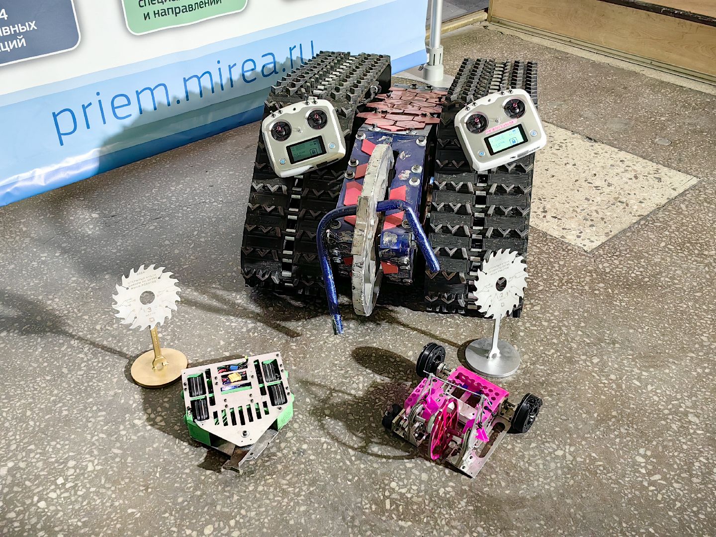 команды 2ФМ и 2ФМ2, форум Технопром, Робот PinkPong, робот GreenPong, бой, мини-роботы,