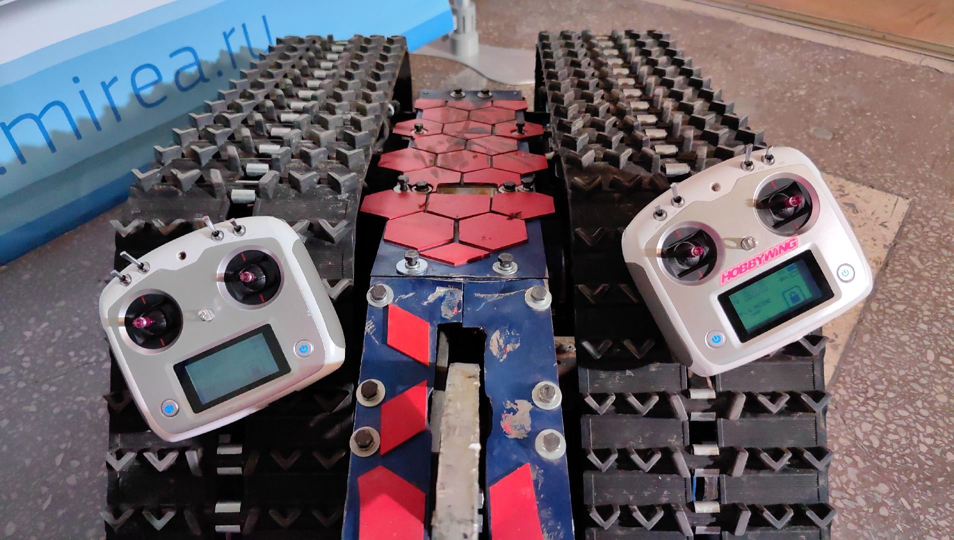 команды 2ФМ и 2ФМ2, форум Технопром, Робот PinkPong, робот GreenPong, бой, мини-роботы,