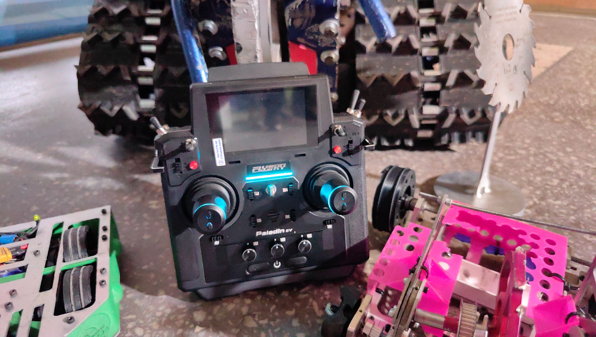 команды 2ФМ и 2ФМ2, форум Технопром, Робот PinkPong, робот GreenPong, бой, мини-роботы,