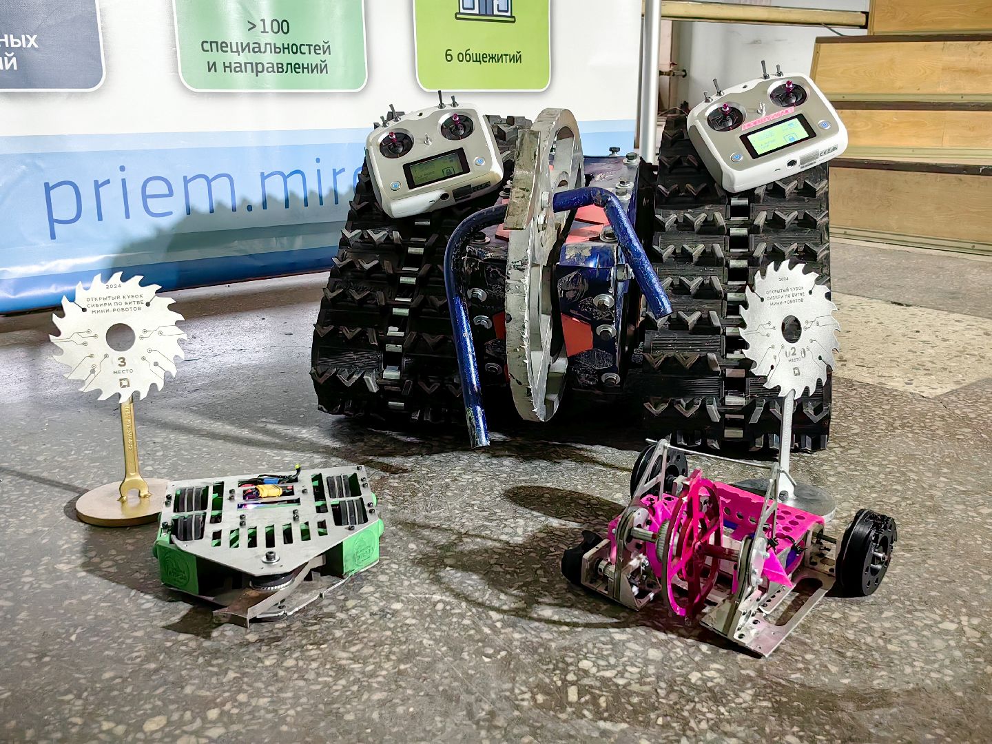 команды 2ФМ и 2ФМ2, форум Технопром, Робот PinkPong, робот GreenPong, бой, мини-роботы,