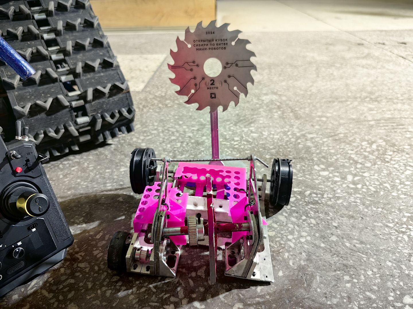 команды 2ФМ и 2ФМ2, форум Технопром, Робот PinkPong, робот GreenPong, бой, мини-роботы,