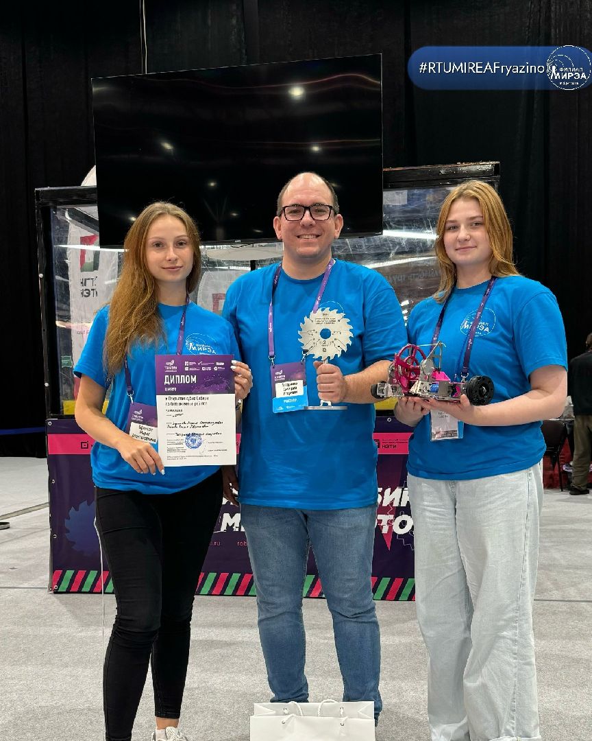 команды 2ФМ и 2ФМ2, форум Технопром, Робот PinkPong, робот GreenPong, бой, мини-роботы,