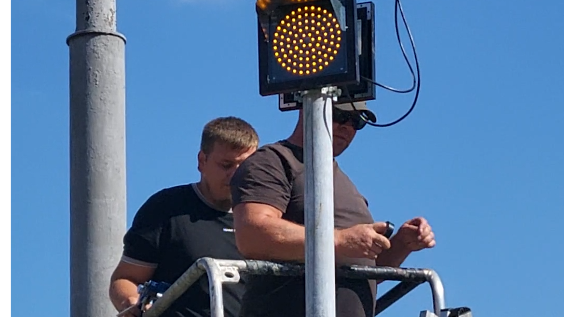 безопасность на дорогах, безопасность детей, светофор у школы, барьерные ограждения, ИДН на дороге,