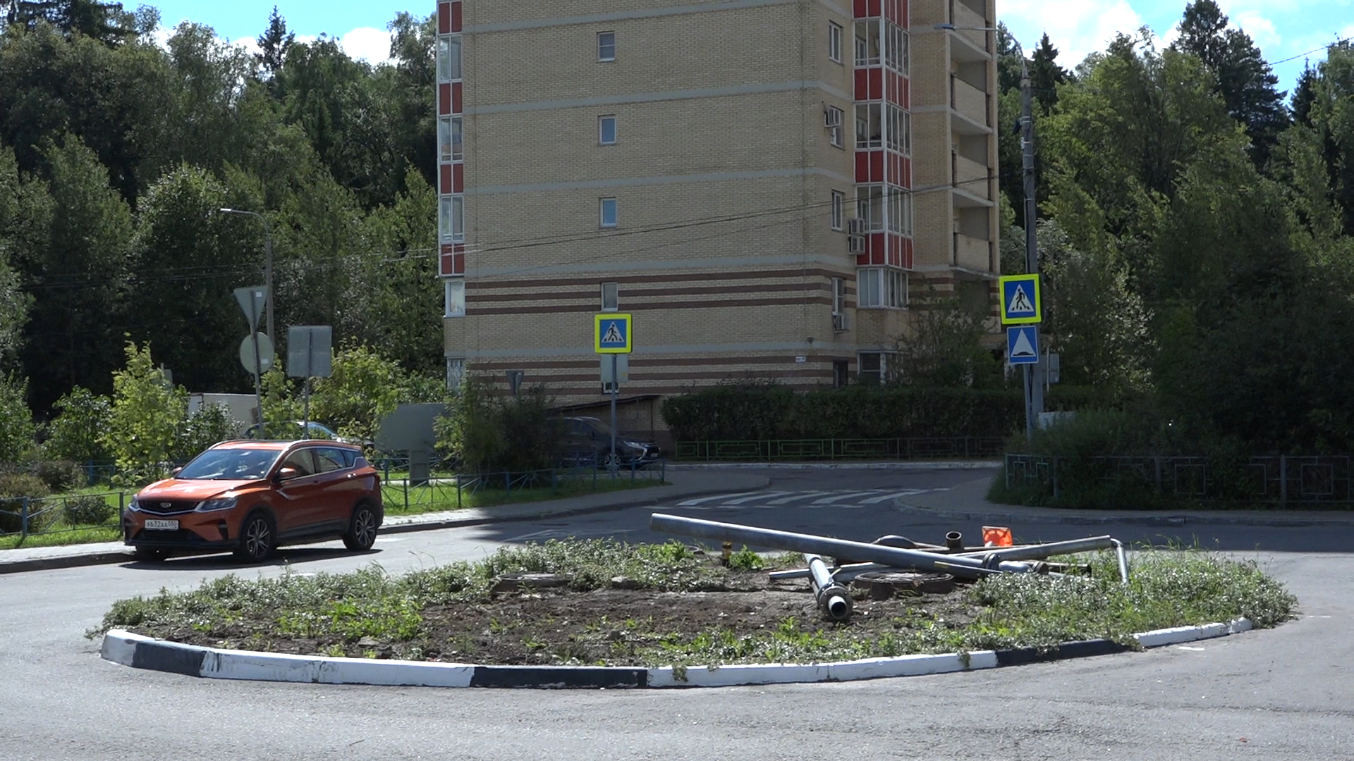 безопасность на дорогах, безопасность детей, светофор у школы, барьерные ограждения, ИДН на дороге,