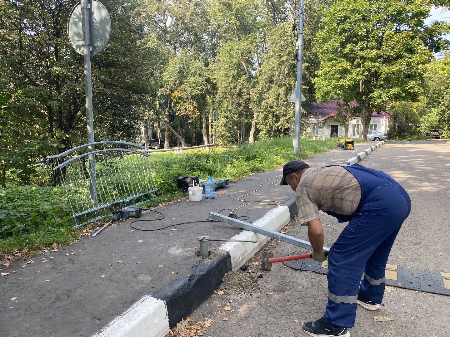 безопасность на дорогах, безопасность детей, светофор у школы, барьерные ограждения, ИДН на дороге,