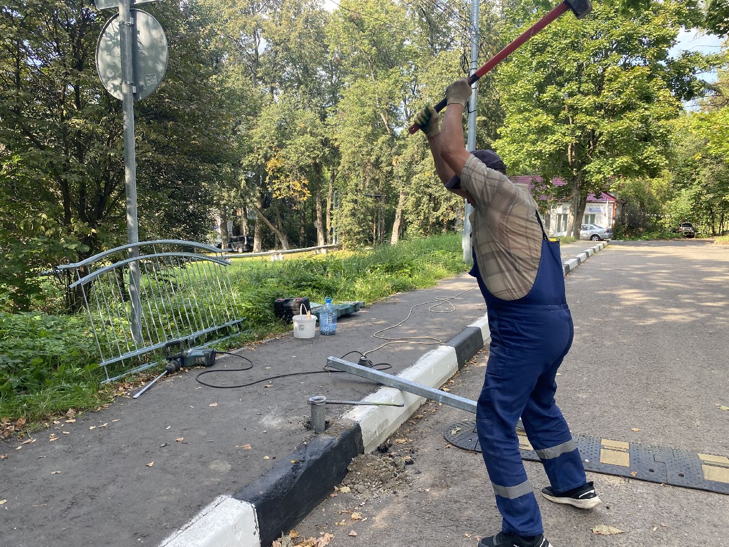 безопасность на дорогах, безопасность детей, светофор у школы, барьерные ограждения, ИДН на дороге,