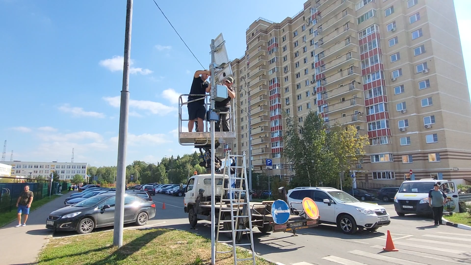 безопасность на дорогах, безопасность детей, светофор у школы, барьерные ограждения, ИДН на дороге,