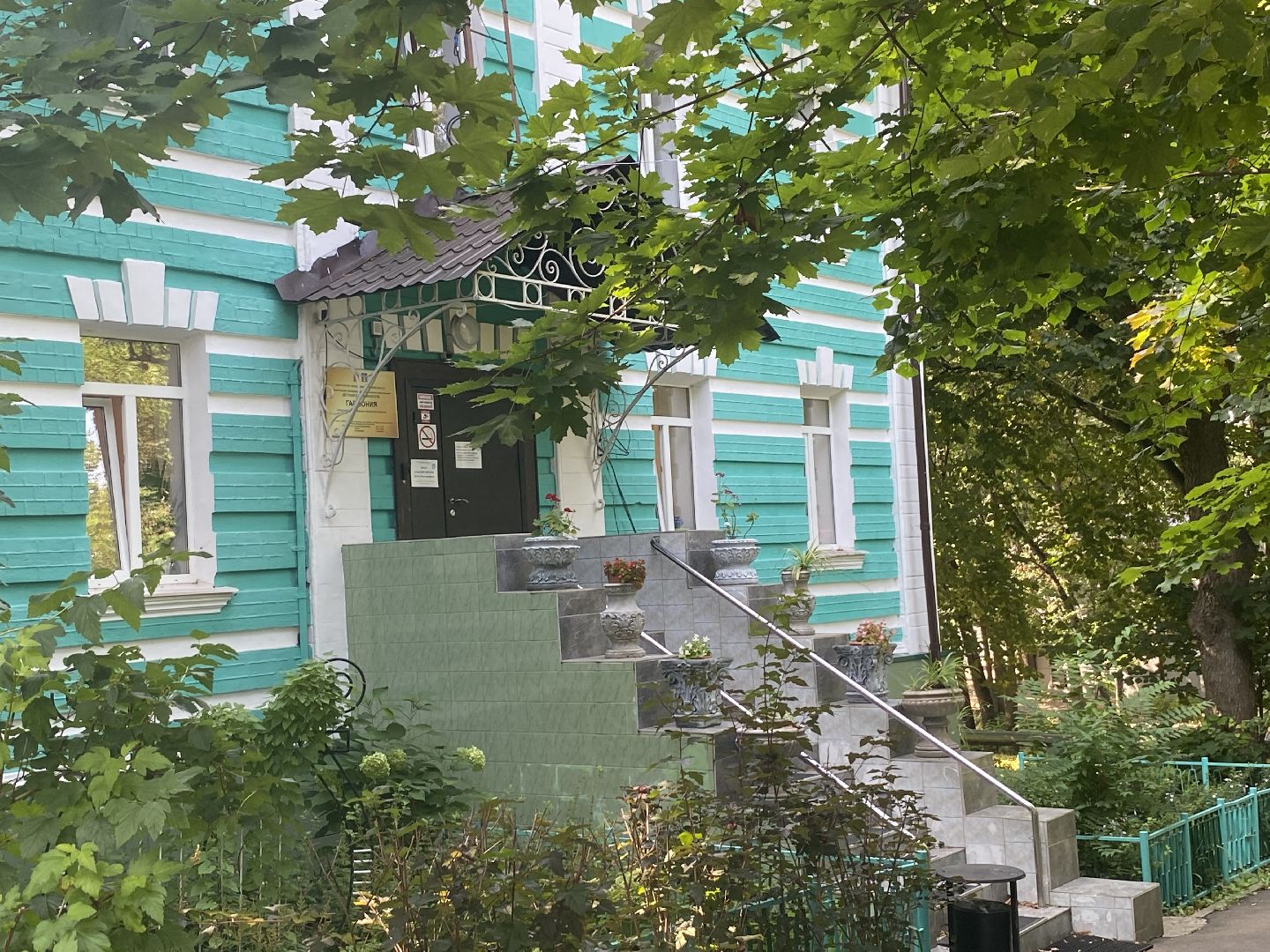 безопасность на дорогах, безопасность детей, светофор у школы, барьерные ограждения, ИДН на дороге,