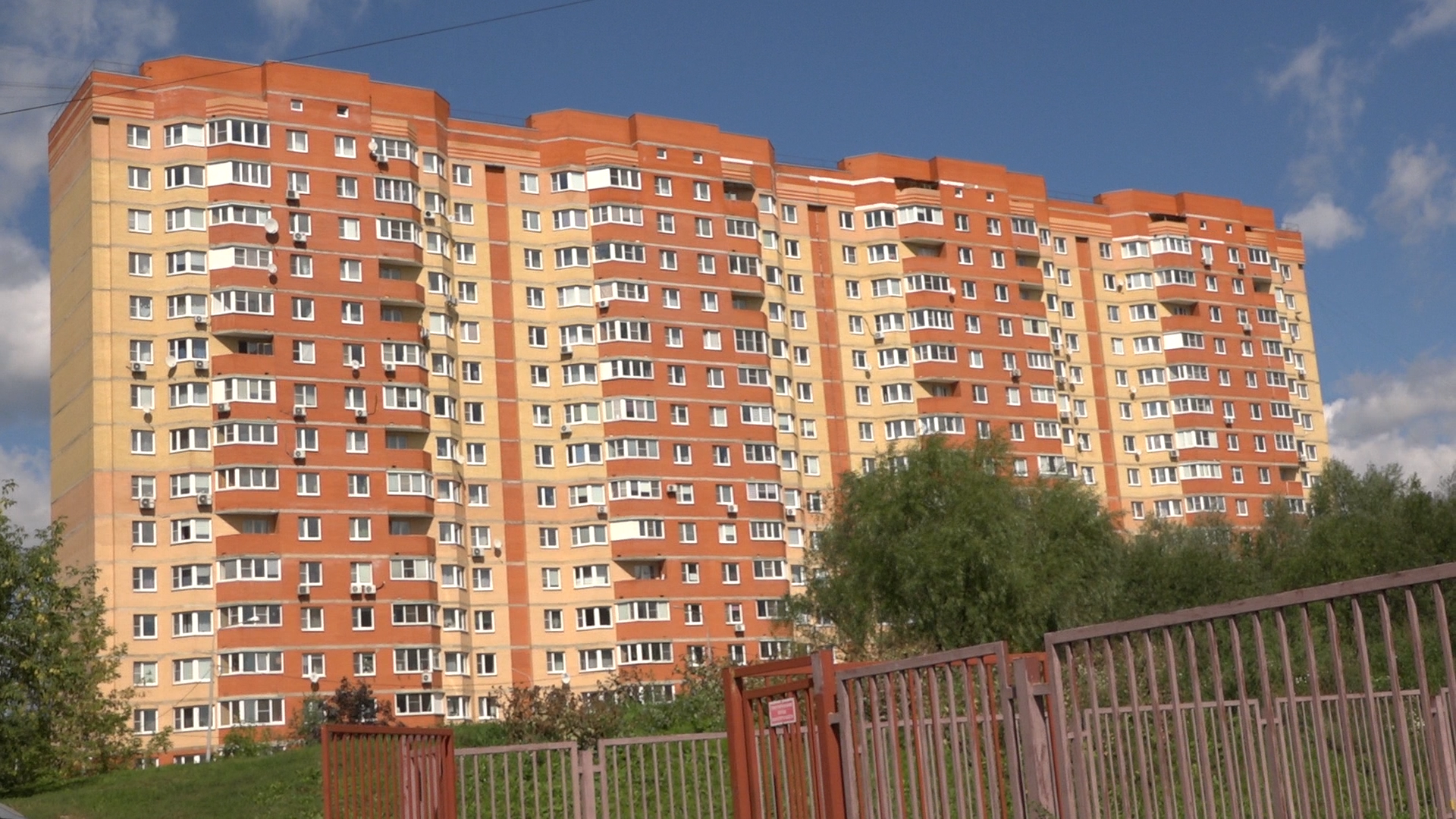 безопасность на дорогах, безопасность детей, светофор у школы, барьерные ограждения, ИДН на дороге,