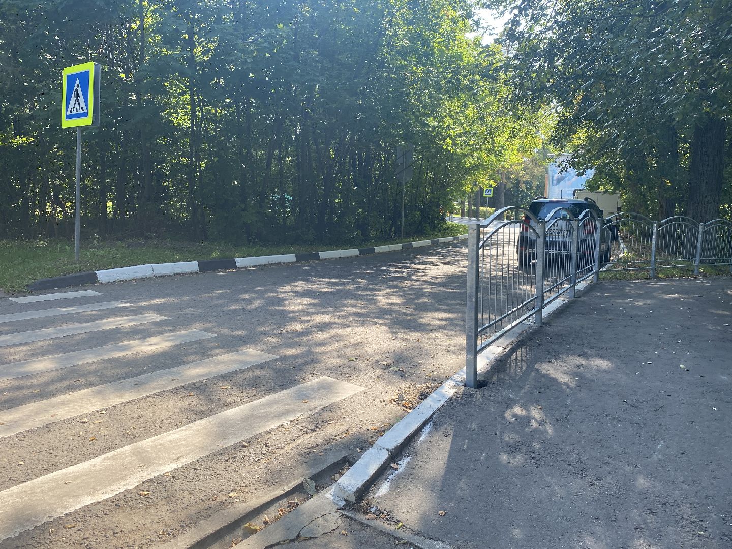 безопасность на дорогах, безопасность детей, светофор у школы, барьерные ограждения, ИДН на дороге,