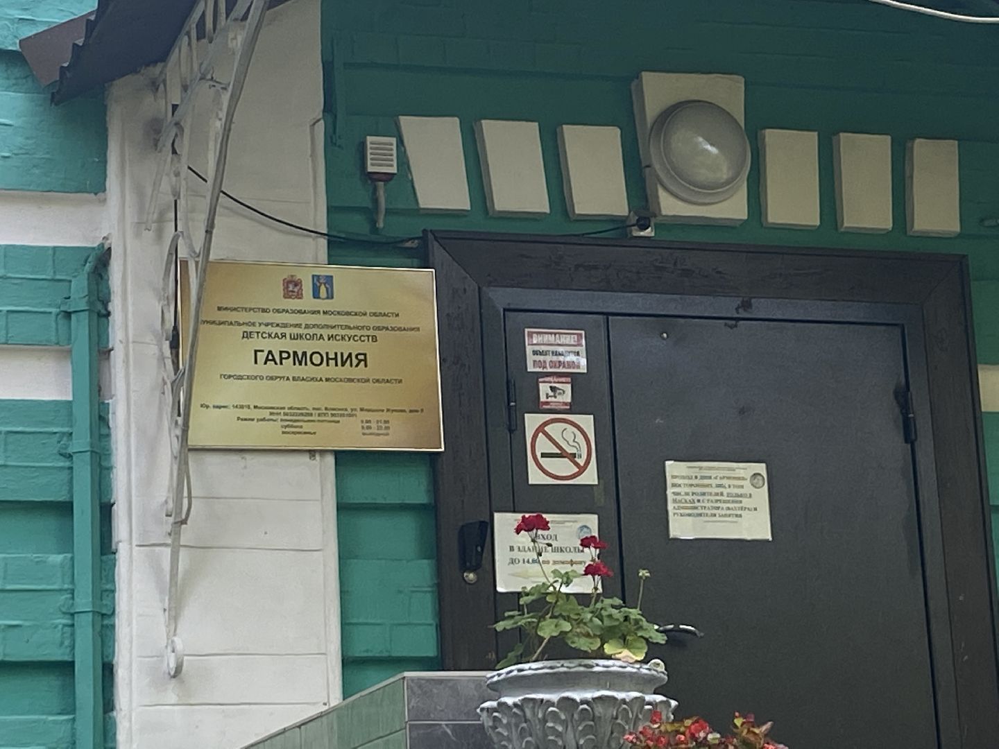 безопасность на дорогах, безопасность детей, светофор у школы, барьерные ограждения, ИДН на дороге,