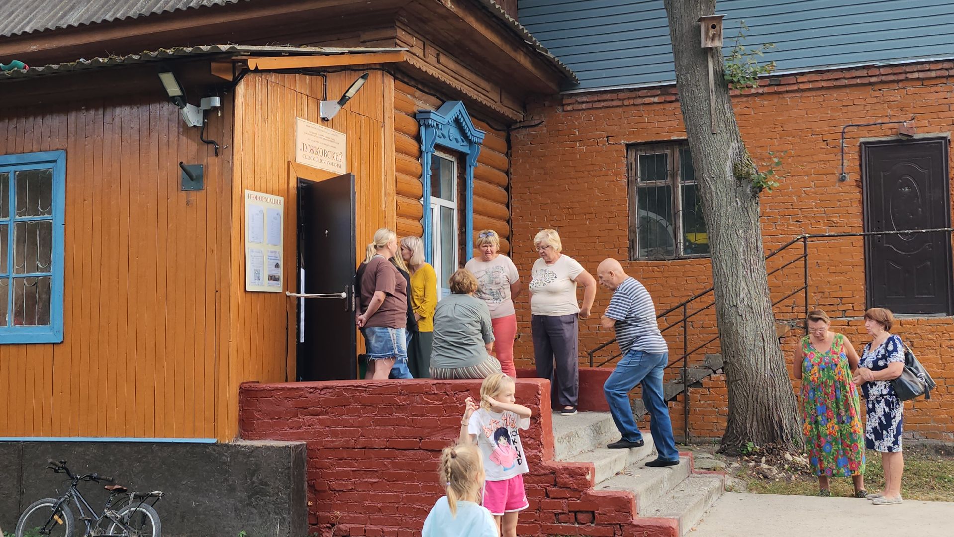 серпухов, деревня лужки, выездная администрация, лужковский сельский клуб, посадка деревьев,