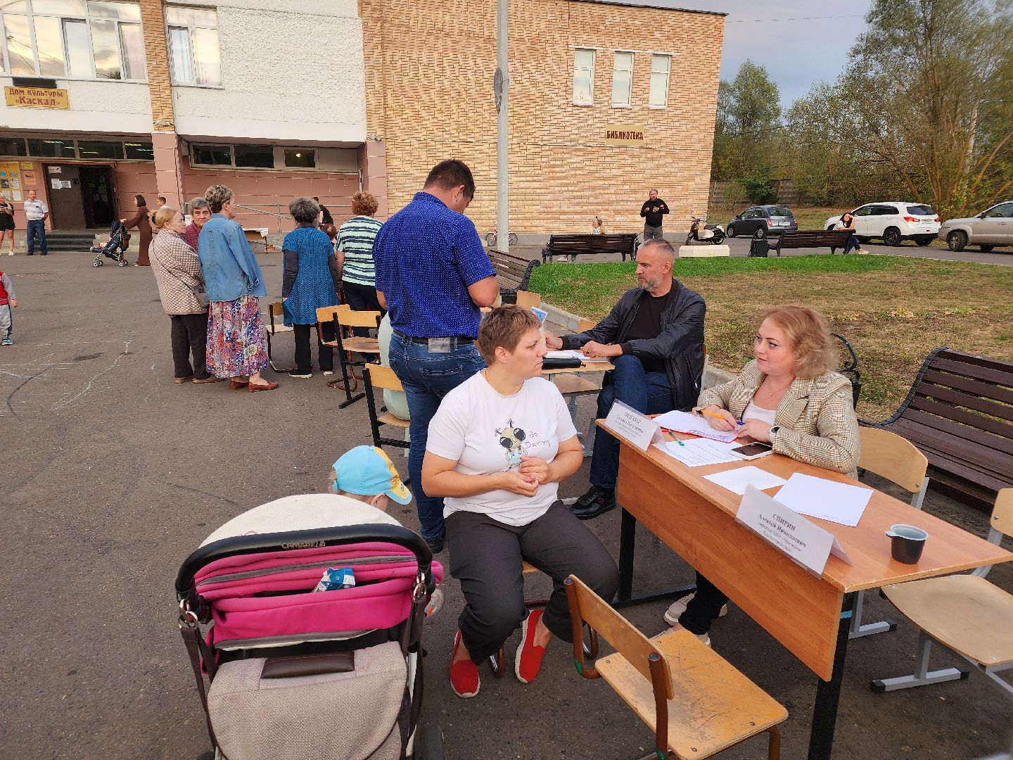 Чехов, поселок Васькино, выездная администрация, встреча с жителями, обращения жителей, Елена Валяева, многодетная мама, жильё, земельные участки, освещение, пешеходный переход, электроснабжение, контейнерная площадка,