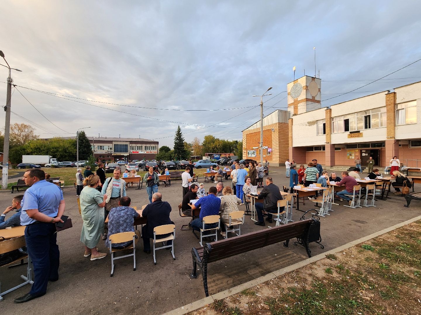 Чехов, поселок Васькино, выездная администрация, встреча с жителями, обращения жителей, Елена Валяева, многодетная мама, жильё, земельные участки, освещение, пешеходный переход, электроснабжение, контейнерная площадка,