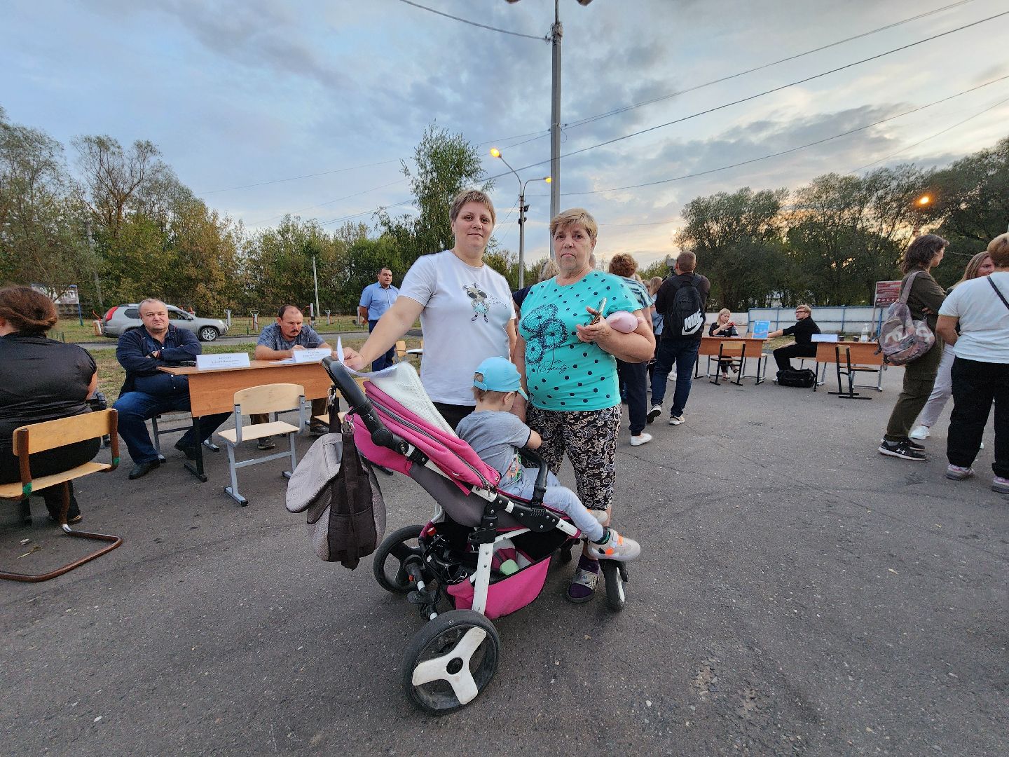 Чехов, поселок Васькино, выездная администрация, встреча с жителями, обращения жителей, Елена Валяева, многодетная мама, жильё, земельные участки, освещение, пешеходный переход, электроснабжение, контейнерная площадка,