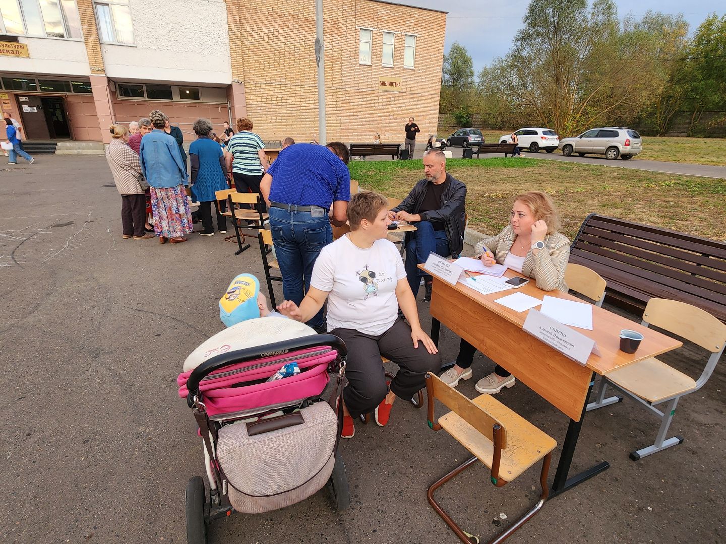 Чехов, поселок Васькино, выездная администрация, встреча с жителями, обращения жителей, Елена Валяева, многодетная мама, жильё, земельные участки, освещение, пешеходный переход, электроснабжение, контейнерная площадка,
