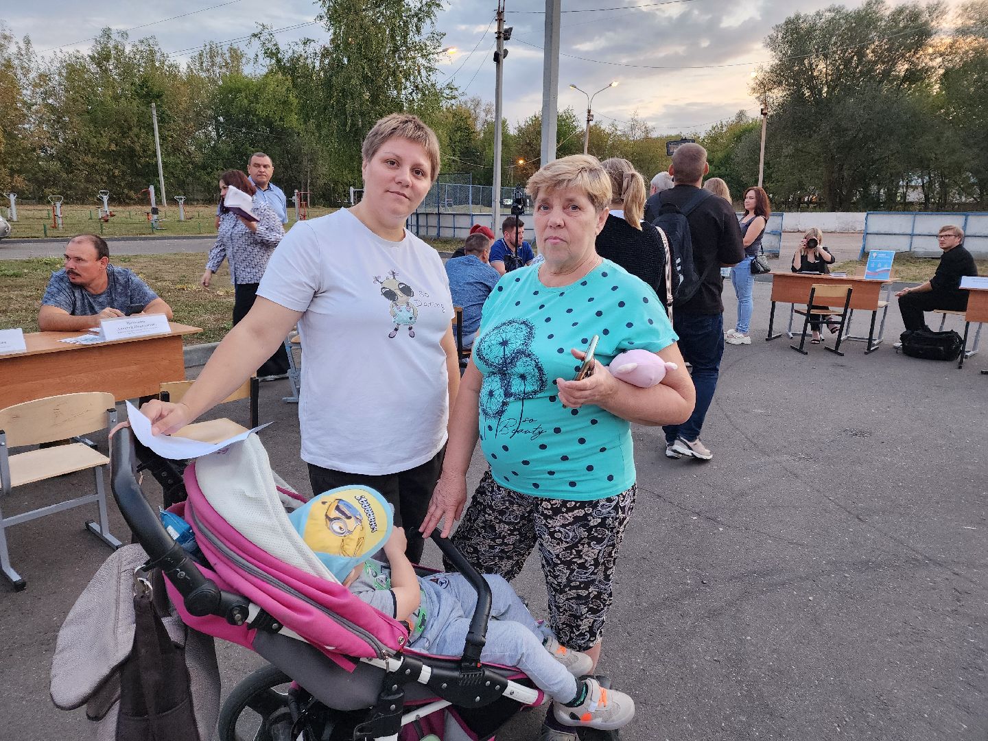 Чехов, поселок Васькино, выездная администрация, встреча с жителями, обращения жителей, Елена Валяева, многодетная мама, жильё, земельные участки, освещение, пешеходный переход, электроснабжение, контейнерная площадка,