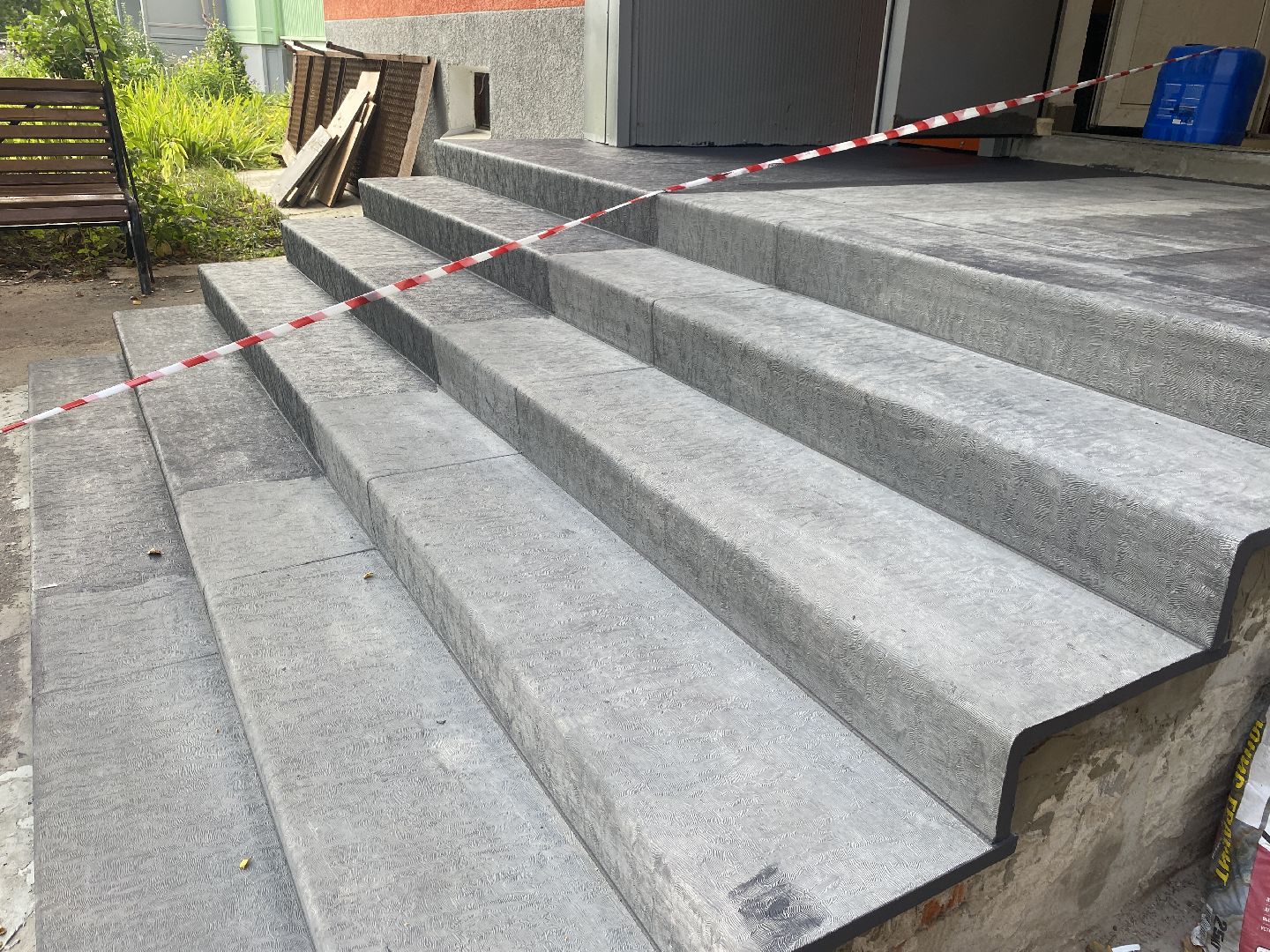 Мой подъезд, ремонт подъездов мкд, заозерный Власиха, замена ступеней, композитные накладки на ступени,