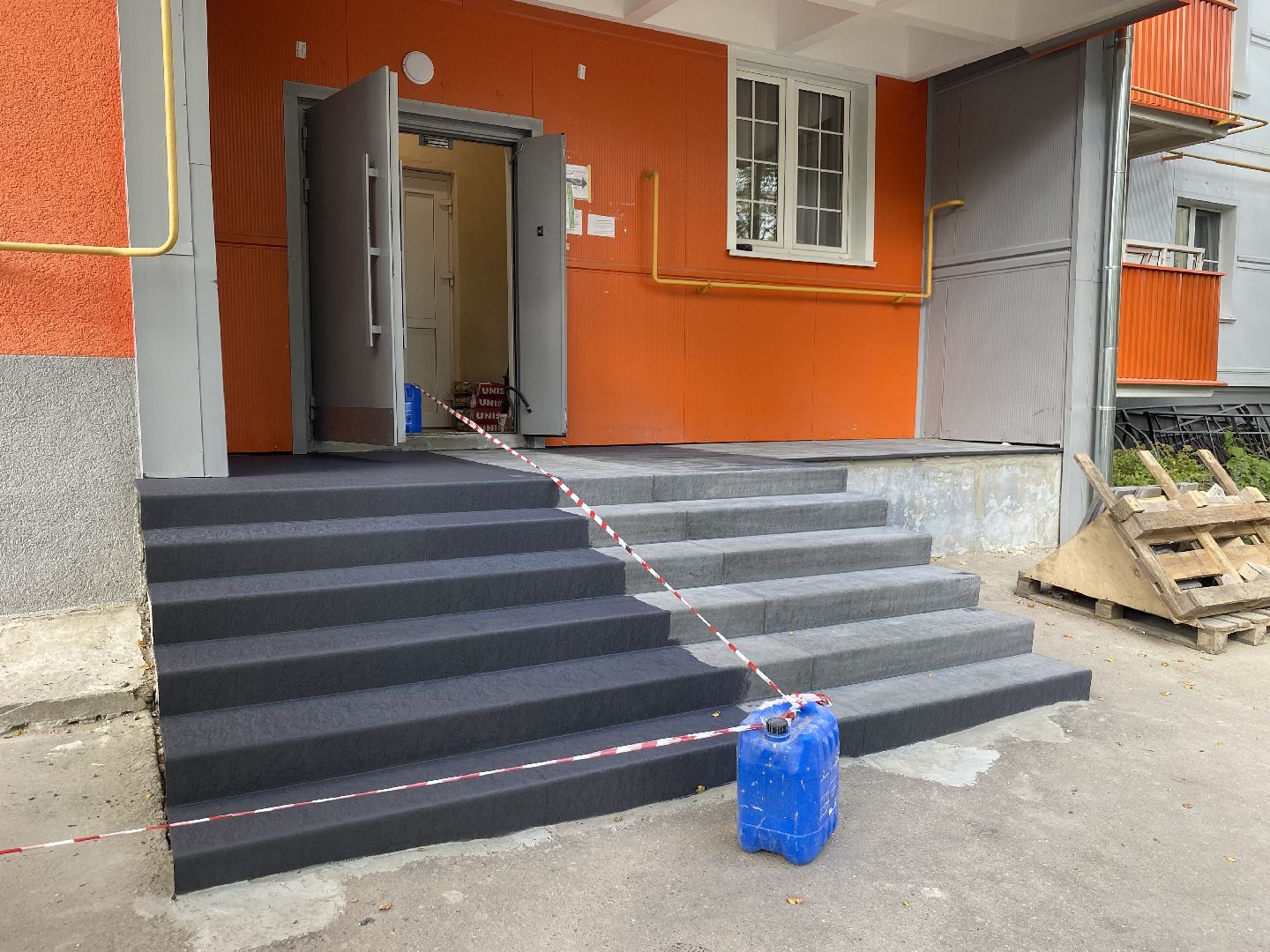 Мой подъезд, ремонт подъездов мкд, заозерный Власиха, замена ступеней, композитные накладки на ступени,