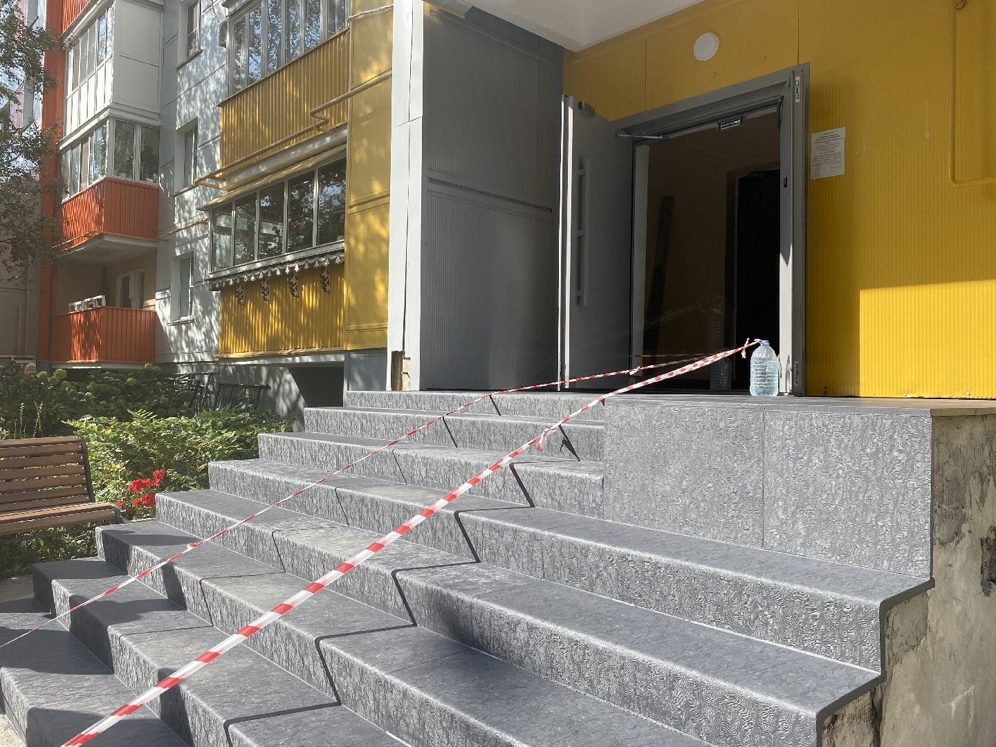 Мой подъезд, ремонт подъездов мкд, заозерный Власиха, замена ступеней, композитные накладки на ступени,