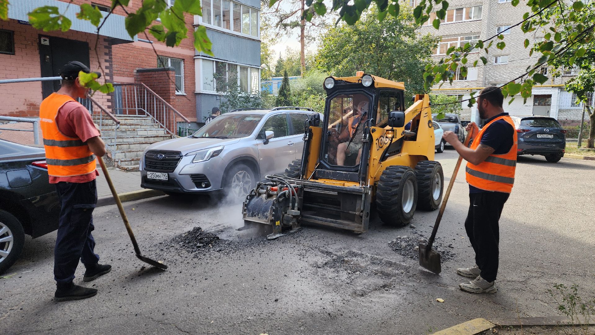 пушкино, ямочный ремонт, асфальтирование, бригада рабочих,