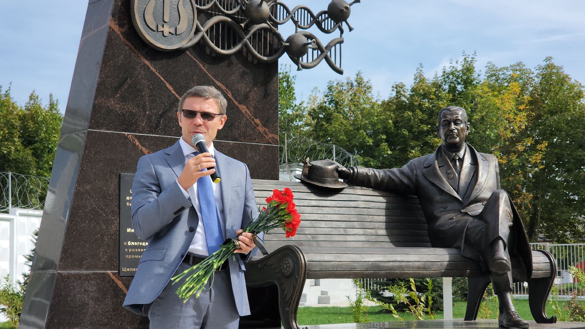 памятник, советский биолог, Щелковский биокомбинат, Лосино-Петровский,