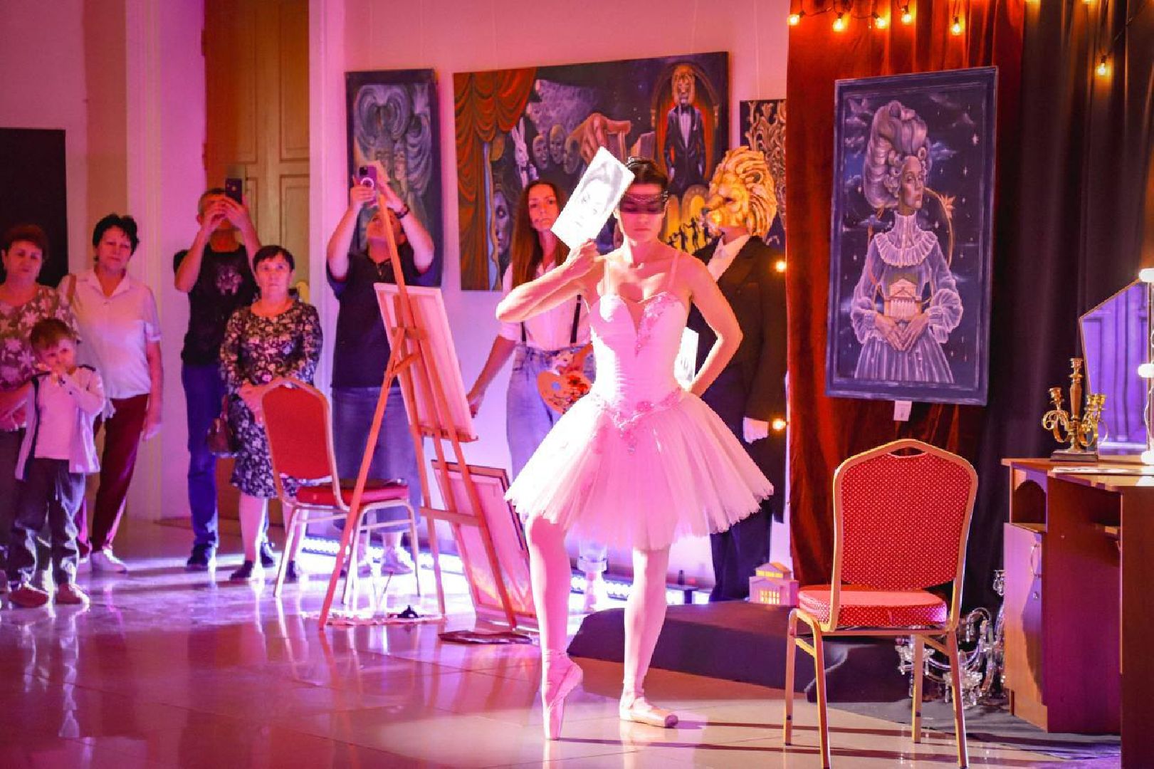 выставка картин, цдк, художница, творчество, сюрреализм, магия, свет, открытие,