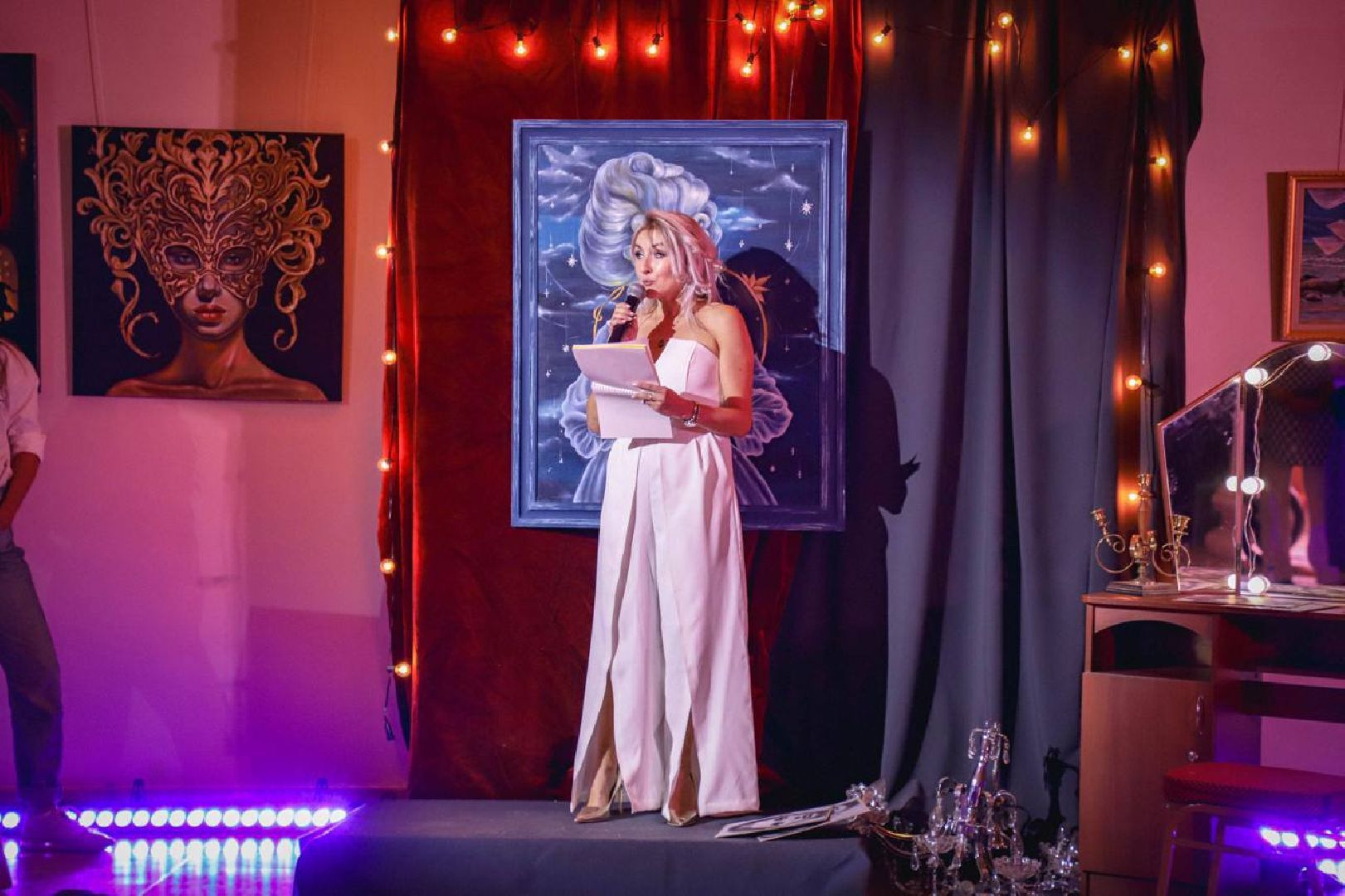 выставка картин, цдк, художница, творчество, сюрреализм, магия, свет, открытие,