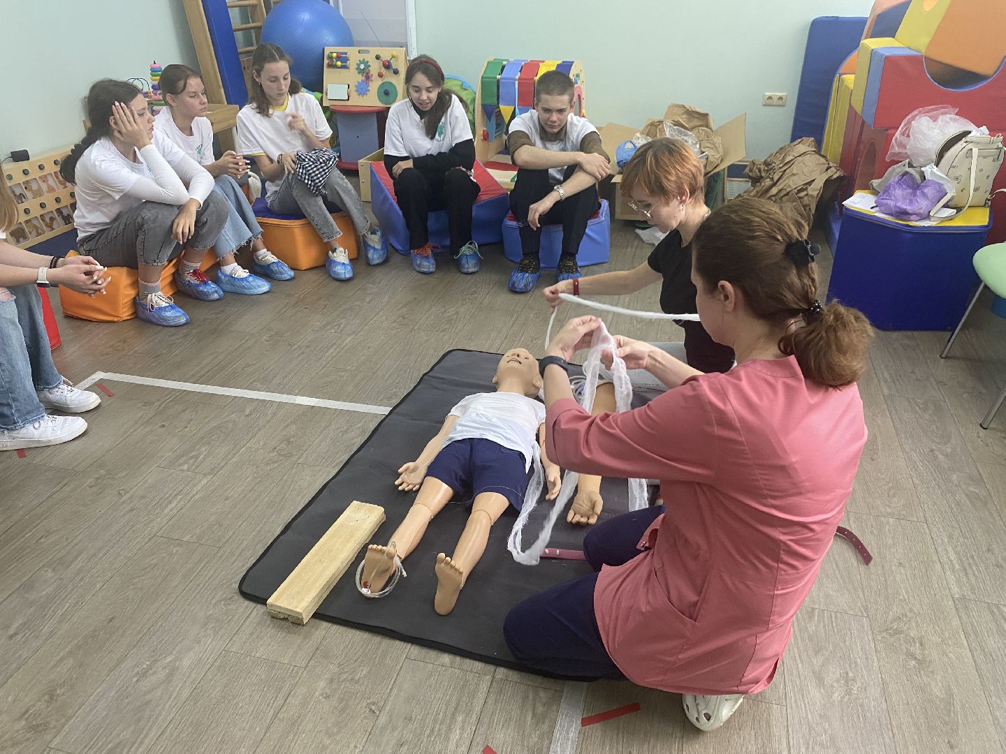 первая медицинская помощь, НИКИ детства, доврачебная помощь, помощь при травме, обучение волонтеров-медиков,