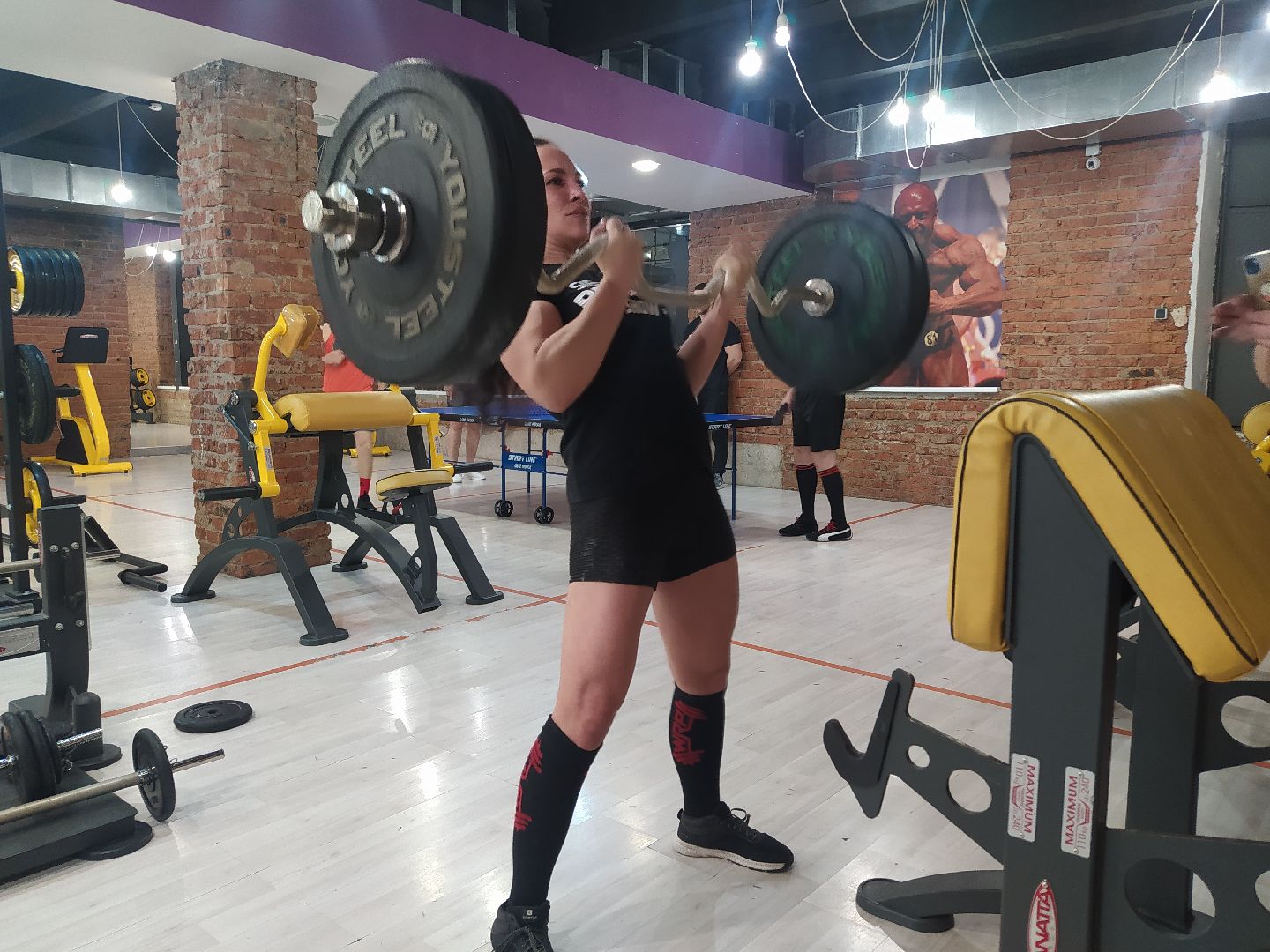 Спорт, подъём штанги на бицепс, соревнования, рекордсменка