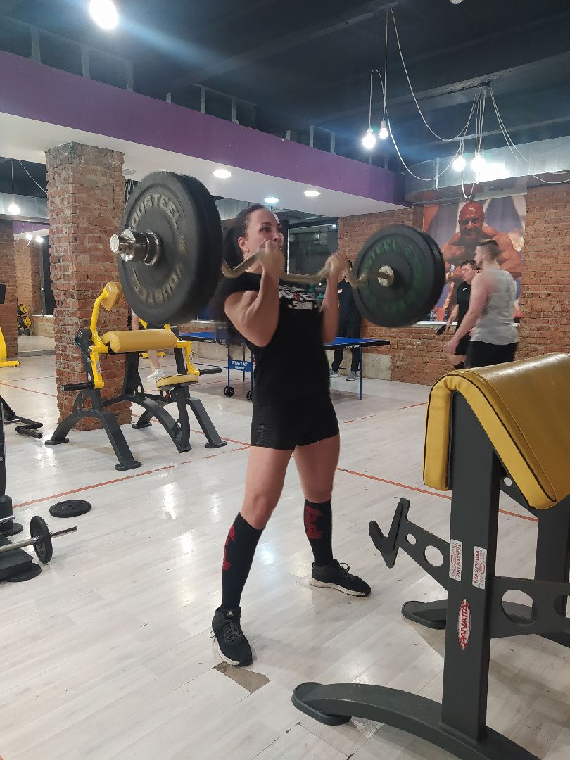 Спорт, подъём штанги на бицепс, соревнования, рекордсменка