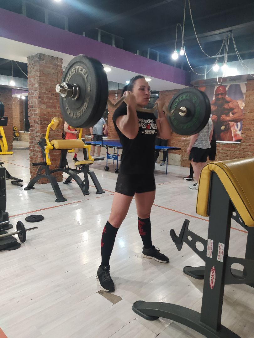 Спорт, подъём штанги на бицепс, соревнования, рекордсменка
