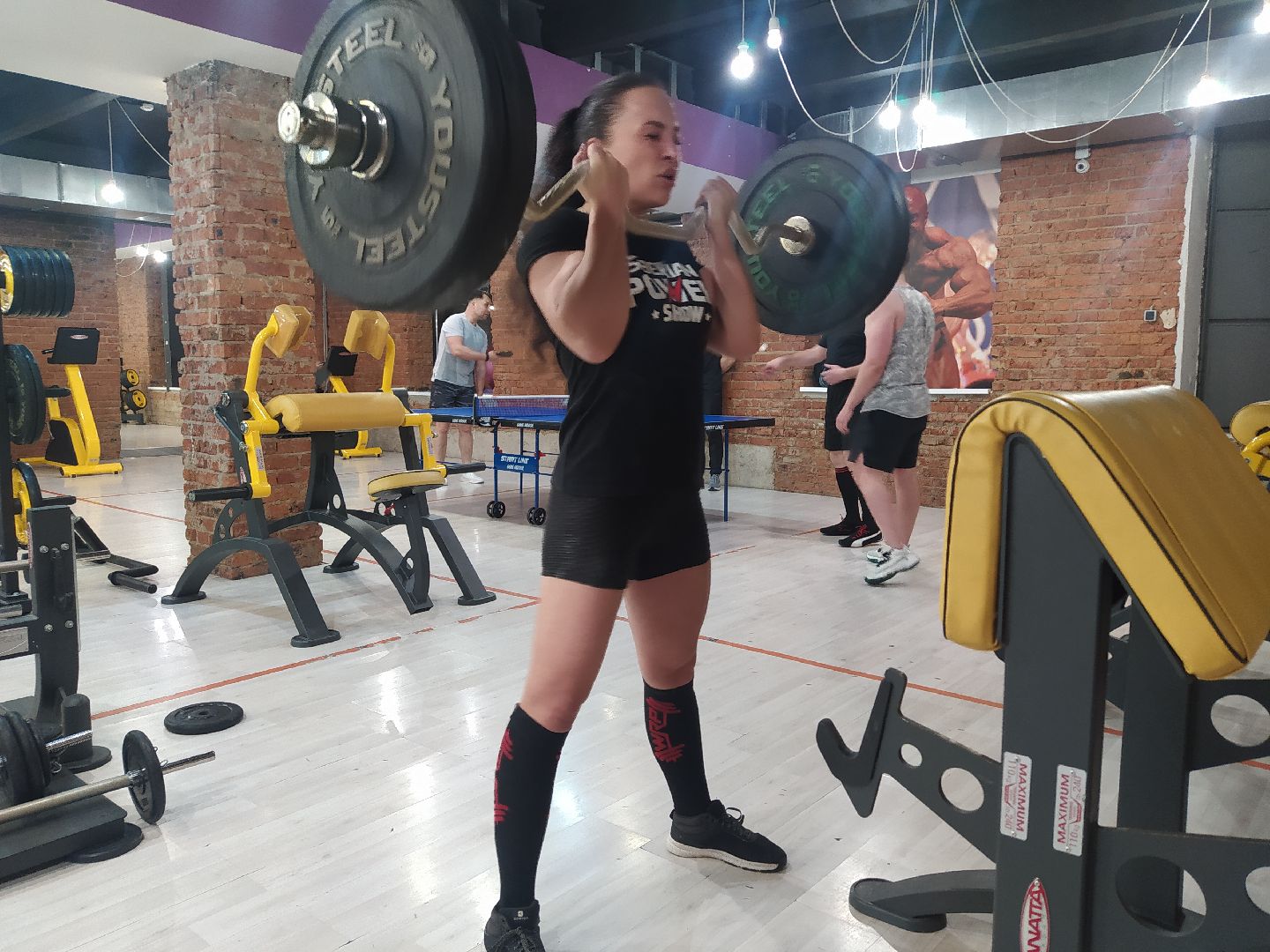 Спорт, подъём штанги на бицепс, соревнования, рекордсменка