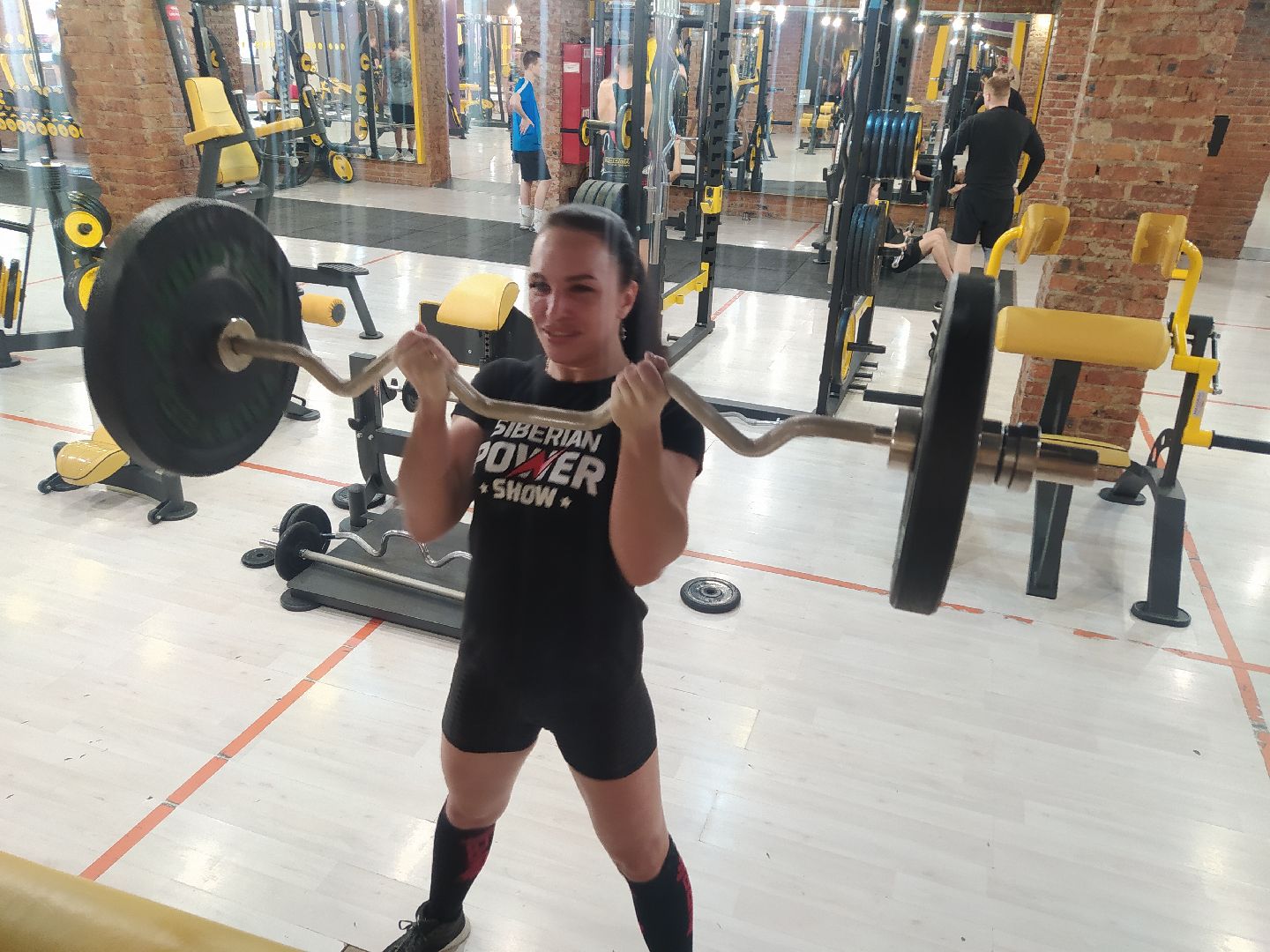 Спорт, подъём штанги на бицепс, соревнования, рекордсменка