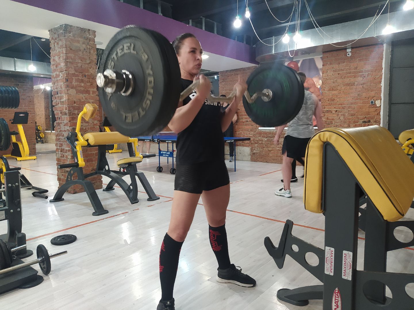 Спорт, подъём штанги на бицепс, соревнования, рекордсменка