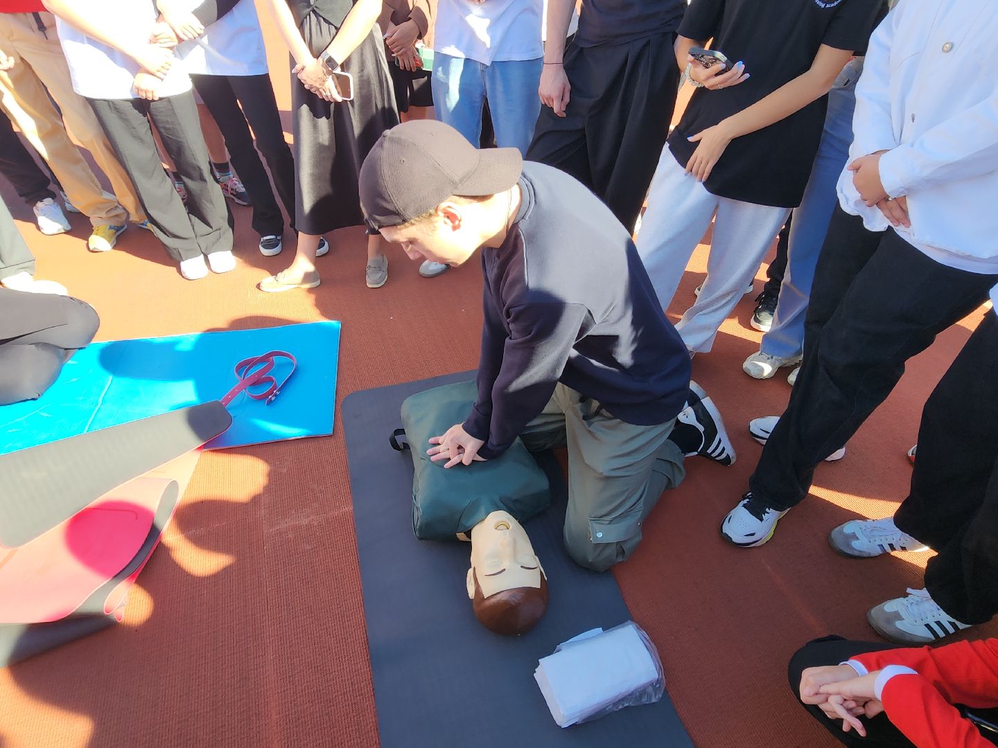 первая помощь, движение первых,