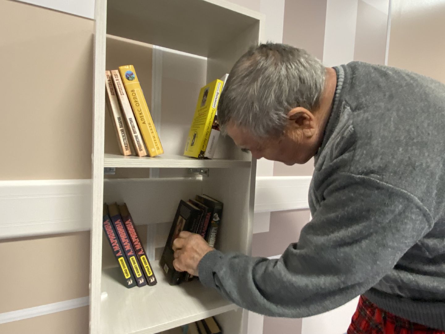 Библиотека, Поликлиника, Книжные стеллажи,