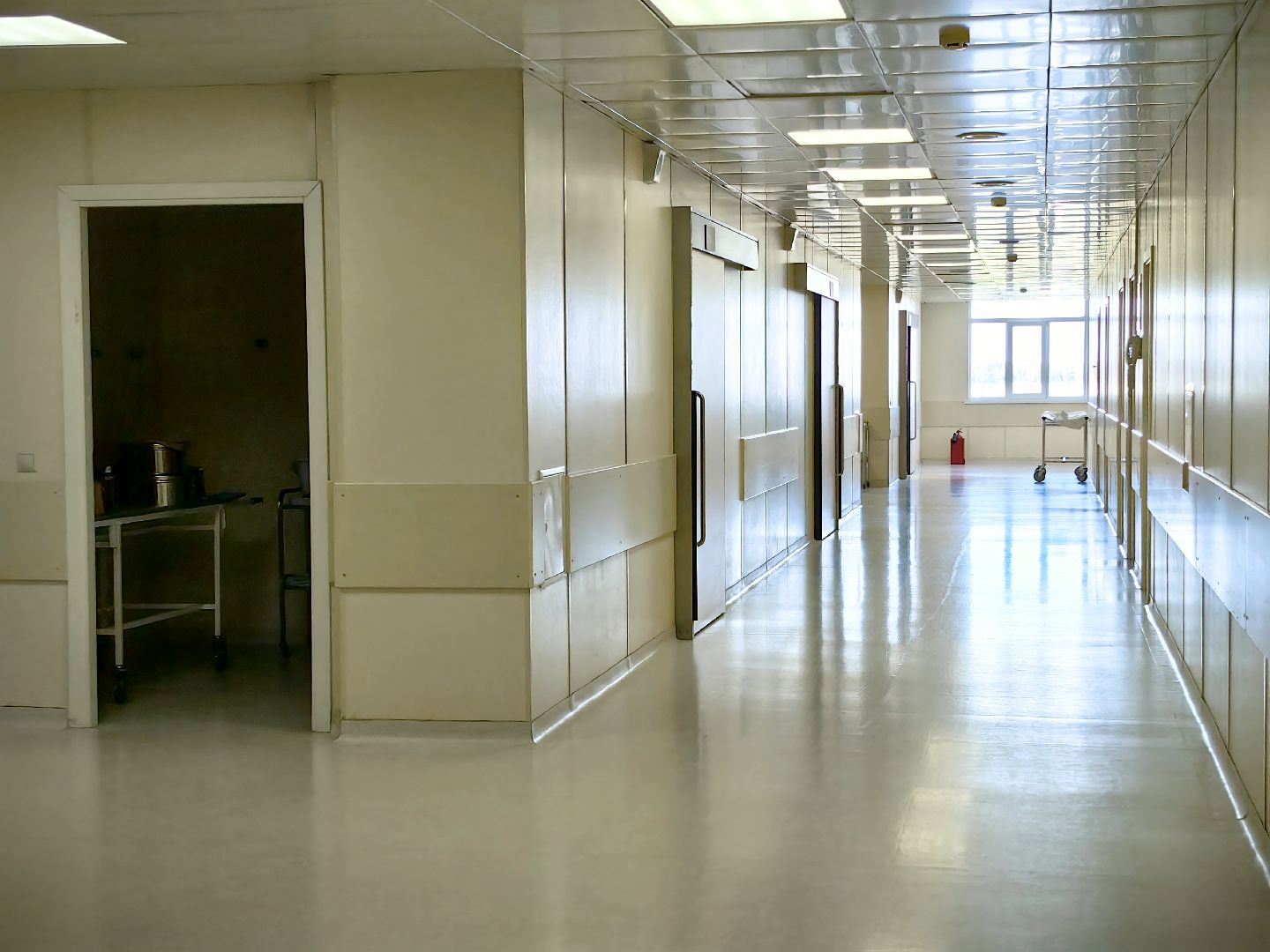 заведующий отделением, урология, больница, врач, операционная, высокотехнологичное оборудование,