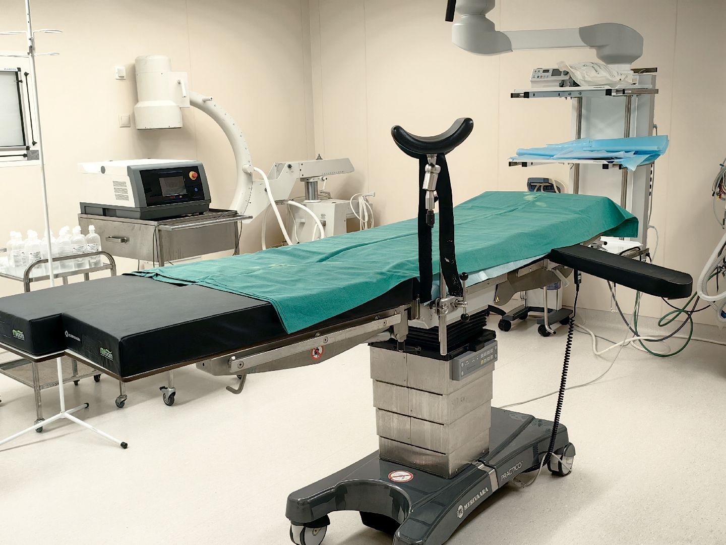 заведующий отделением, урология, больница, врач, операционная, высокотехнологичное оборудование,