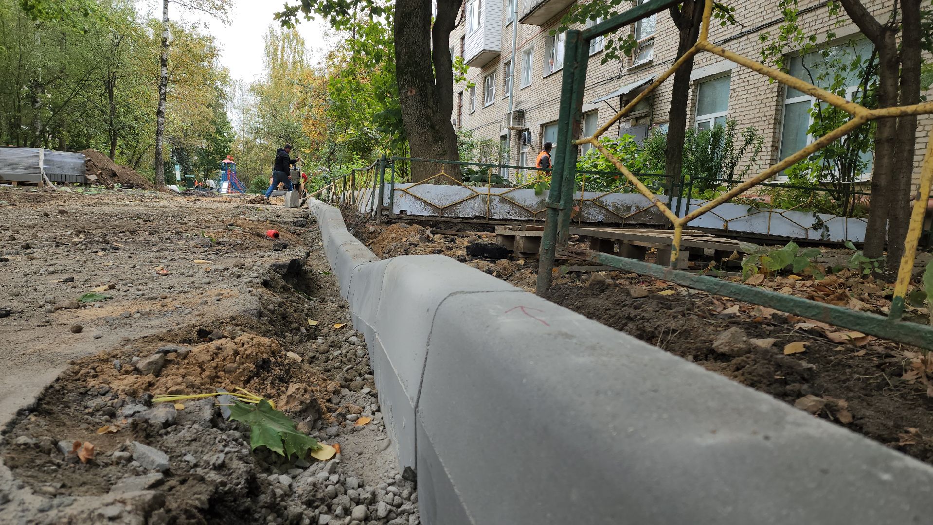 благоустройство дворов, бордюрный камень, Лобня,