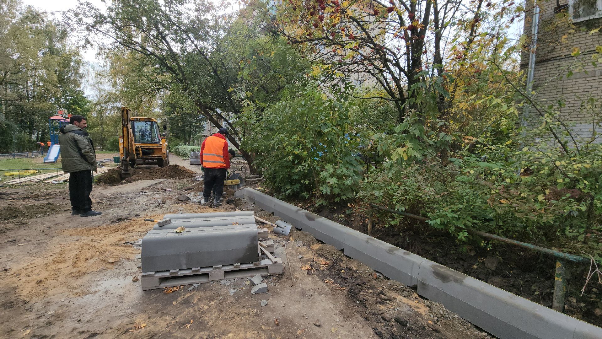 благоустройство дворов, бордюрный камень, Лобня,